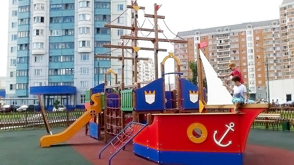 Монтаж корабликов на детской площадке в Благовещенске
